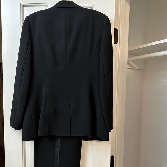 Ladies suit - Picture 4 of 4